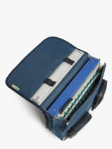 Boekentas 2 Compartimenten Cameleon Blauw vintage color Deze schooltas uit de Vintage collectie van het merk Caméléon heeft een breedte van 35 cm. Ideaal voor de kleuterklas en het eerste leerjaar. Dit model heeft een duidelijke vintage look, dankzij de twee voorvakjes en de riempjes met gesp. Deze boekentas beschikt over twee compartimenten, die schriftjes (24x32 cm) en andere kleine spulletjes kunnen bevatten. Onder de overslagflap bevindt zich ook een uniek opbergvak, met daarin een gratis liniaal! De twee vakjes met rits vooraan zijn ideaal om een snack of zakdoek in op te bergen. Dit model beschikt ook over een naamlabel, en kan makkelijk gesloten worden dankzij een dubbel kliksysteem. Voor optimaal comfort zijn de rugzijde en schouderbandjes extra gewatteerd. Dankzij enkele reflectoren kan uw kind zich ook veilig in het verkeer begeven. Vintage op z